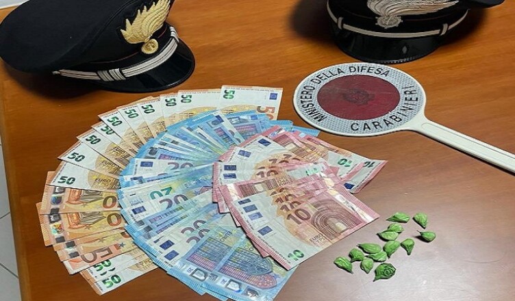 Arrestato 25enne trovato in possesso di 13 dosi di cocaina e 2.000 euro in banconote AMASENO
