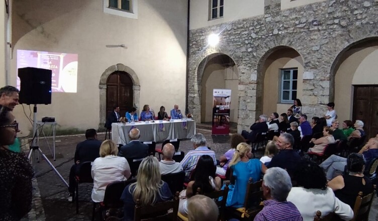 BOVILLE ERNICA ACCOGLIE LE AUTRICI DEL LIBRO SUL CASO SERENA MOLLICONE SUCCESSO DI PUBBLICO E TANTE RIFLESSIONI