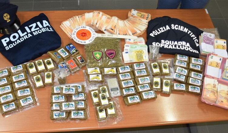 DENARO E DROGA SOLDI