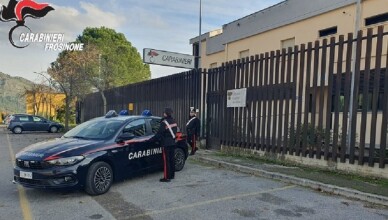 Aggredisce il gestore di un bar per impossessarsi di una birra. Un 35enne sottoposto agli arresti domiciliari