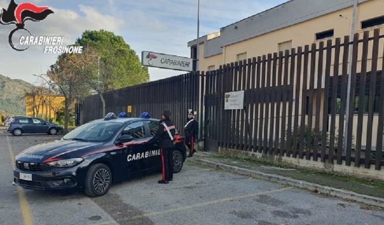 Aggredisce il gestore di un bar per impossessarsi di una birra. Un 35enne sottoposto agli arresti domiciliari