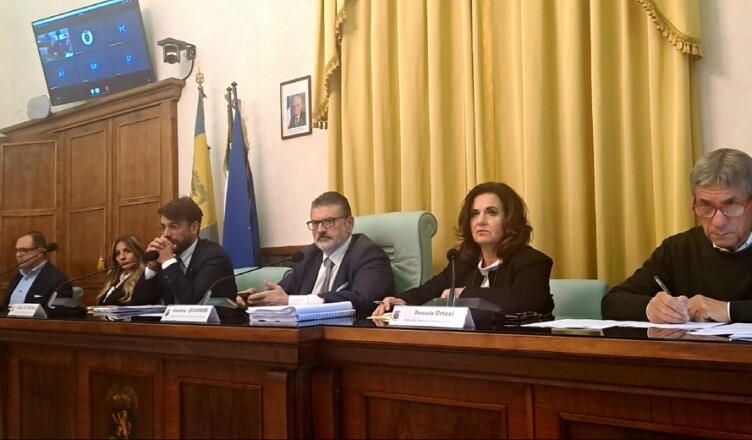 Consiglio provinciale. Gianluca Quadrini coordina la seduta con l’approvazione di tutti i punti all’ordine del giorno.