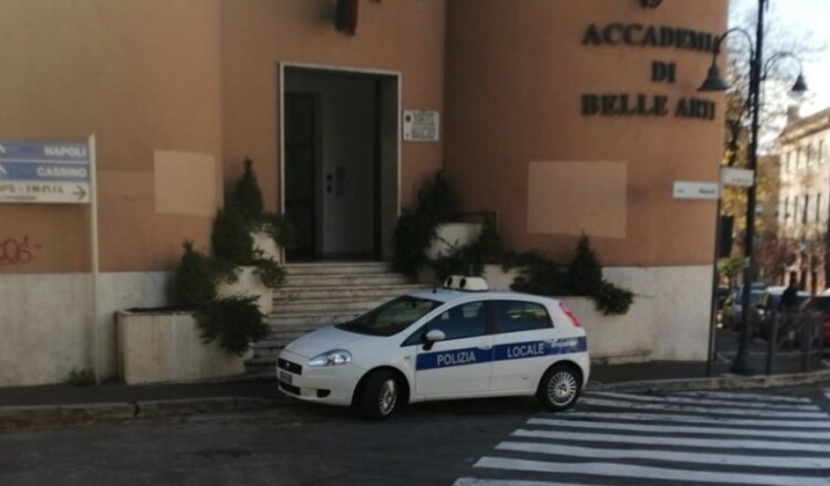 Vigili Urbani di Frosinone parcheggio selvaggio