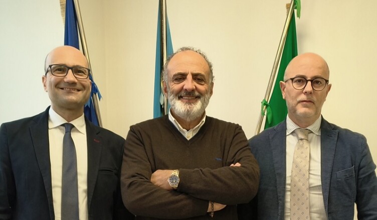 foto del Commissario Straordinario assieme al Presidente Annarelli e al Consigliere dell'Ordine Vittorio Stazi.
