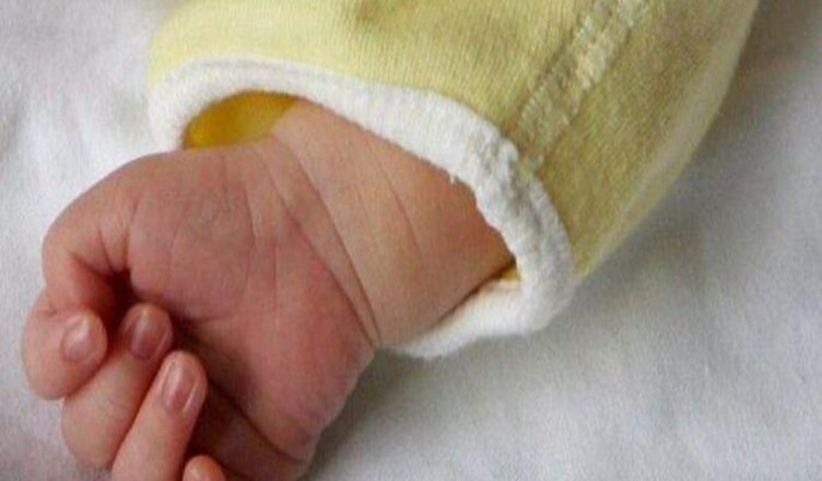 mano neonata