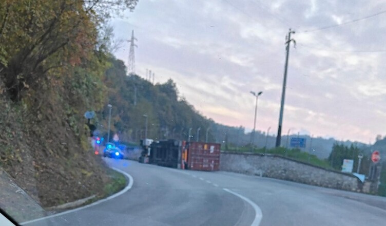 tir ribaltato bivio anitrella
