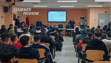 violenza di genere, i Carabinieri incontrano gli studenti dell’Istituto VOLTA FR