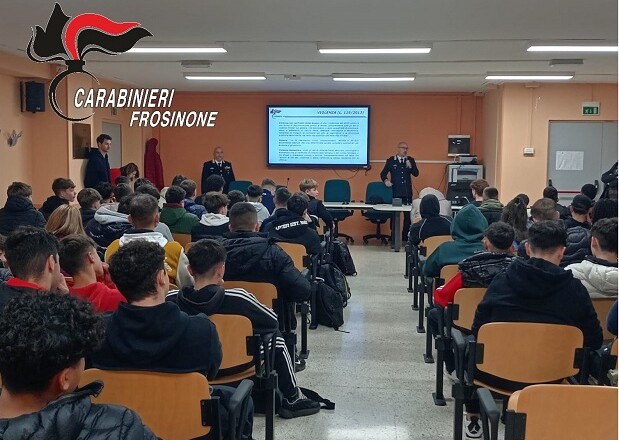 violenza di genere, i Carabinieri incontrano gli studenti dell’Istituto VOLTA FR