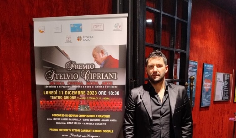 Americo Marinelli riceve il premio come compositore in onore di Stelvio Cipriani