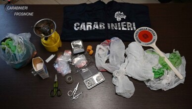 Coppia, lui 32enne e lei 29enne. tratti in arresto per detenzione di stupefacenti