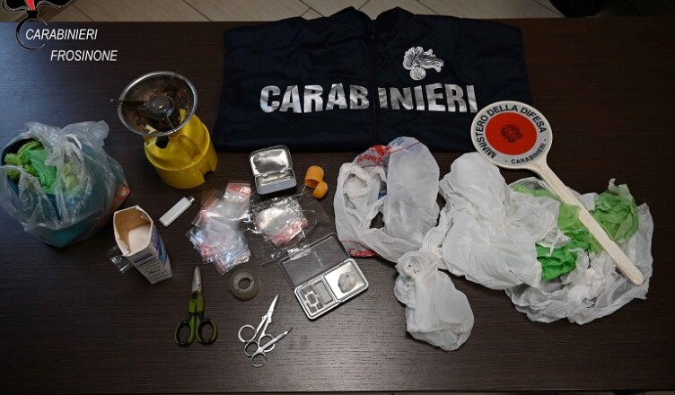 Coppia, lui 32enne e lei 29enne. tratti in arresto per detenzione di stupefacenti