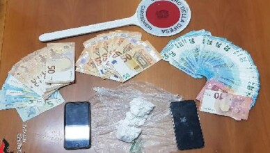 Fugge all’alt dei Carabinieri. 33enne arrestato per detenzione ai fini di spaccio di sostanze stupefacenti