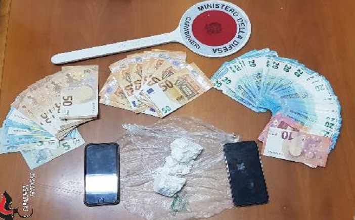 Fugge all’alt dei Carabinieri. 33enne arrestato per detenzione ai fini di spaccio di sostanze stupefacenti