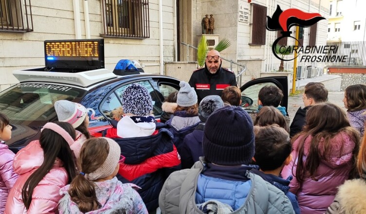 Gli alunni della scuola elementare “La Rinascita” visitano i Carabinieri di Frosinone