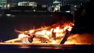Aereo si scontra in volo e atterra tra le fiamme
