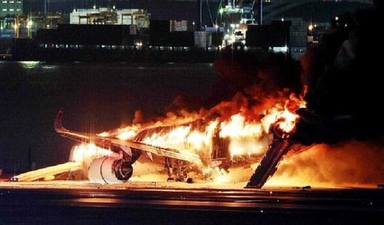 Aereo si scontra in volo e atterra tra le fiamme