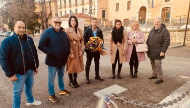 ROCCASECCA DEPOSTI FIORI ALLA PIETRA D'INCIAMPO PRESSO IL MONUMENTO AI CADUTI