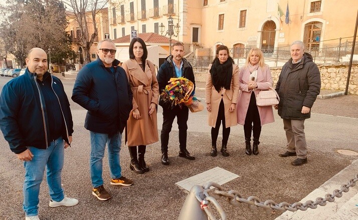 ROCCASECCA DEPOSTI FIORI ALLA PIETRA D'INCIAMPO PRESSO IL MONUMENTO AI CADUTI