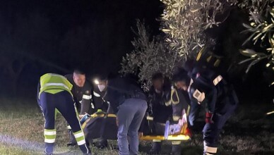 Si perde nella boscaglia e finisce con l’auto in un fossato