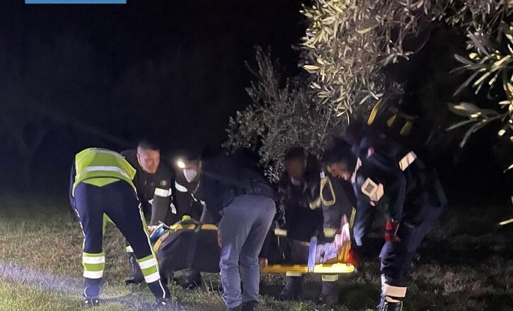 Si perde nella boscaglia e finisce con l’auto in un fossato