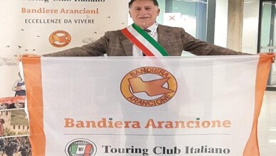 1 scappaticci con bandiera arancione Bit