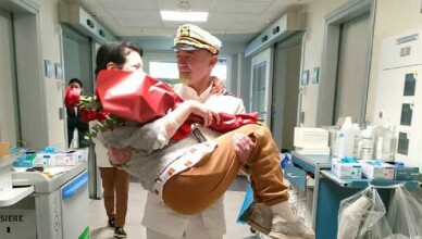 Vestito come Richard Gere in 'Ufficiale e gentiluomo' porta la moglie via dall'ospedale