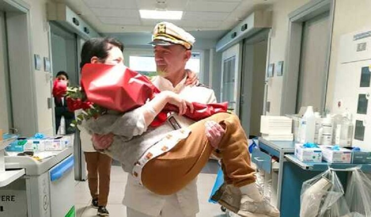 Vestito come Richard Gere in 'Ufficiale e gentiluomo' porta la moglie via dall'ospedale
