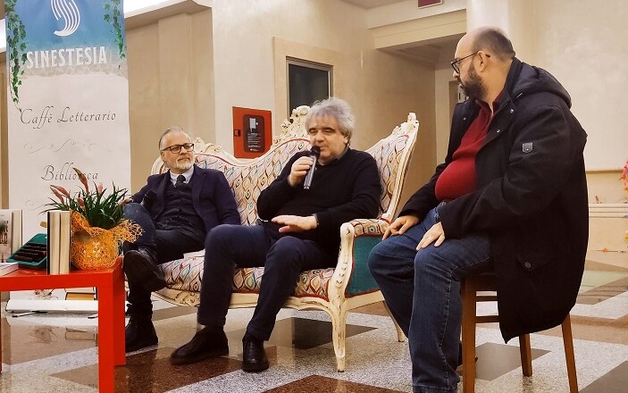 Alberto Crespi di Hollywood Party affascina i presenti da Sinestesia