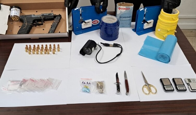 detenzione di arma clandestina e di sostanze stupefacenti