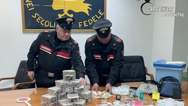 Maxi sequestro 10 kg di droga in casa