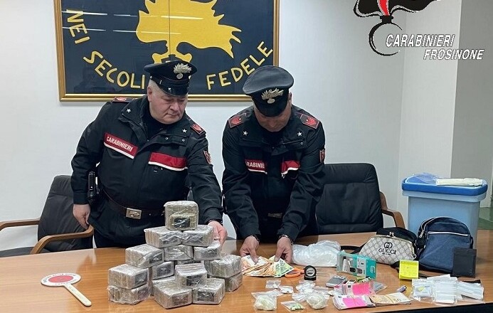 Maxi sequestro 10 kg di droga in casa