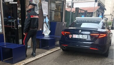 RAPINA PRESSO ESERCIZIO COMMERCIALE. ARRESTATA 52ENNE