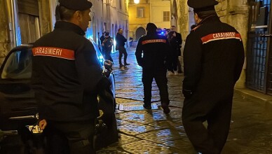 Ubriaco molesta gli avventori di un bar ed aggredisce i carabinieri