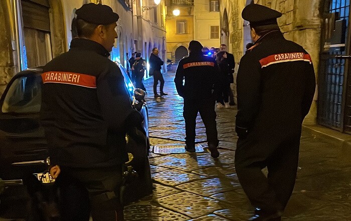 Ubriaco molesta gli avventori di un bar ed aggredisce i carabinieri