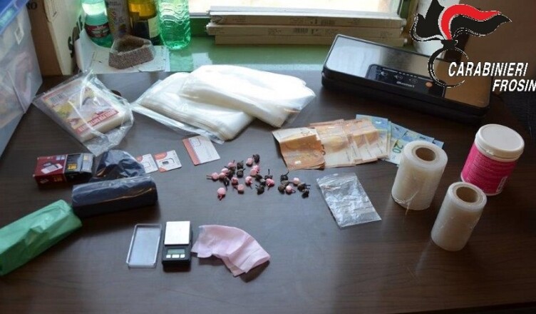 n giro con 14 dosi di cocaina e 15 dosi di crack