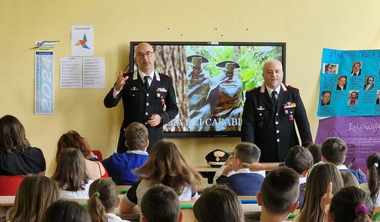 Frosinone Lezione di legalità dei Carabinieri di Frosinone alla scuola elementare La Rinascita