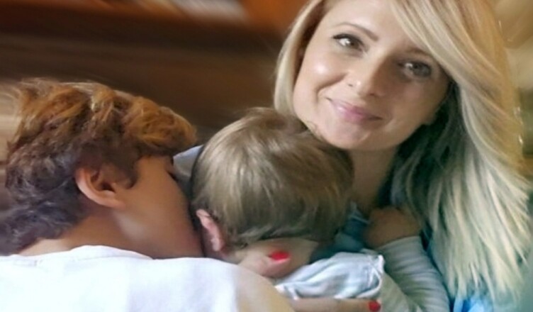 SABINA LICURDI CON I DUE FIGLI 1