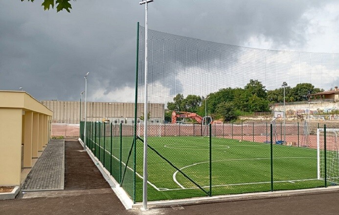 Campetti sportivi adiacenti scuola Volpi