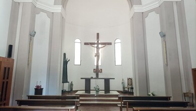 DOMATTINA LA MESSA DELL'ASSUNTA NELLA RISANATA ABSIDE DEL CIMITERO