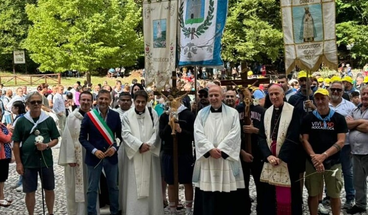 ROCCASECCA, LE DUE COMPAGNIE ENTRANO INSIEME NELLA BASILICA DI CANNETO