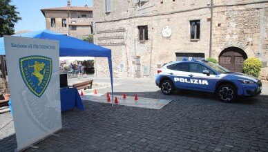 Raduno storico della Fiat 500 – decine di esemplari della mitica utilitaria nelle strade del borgo di Anagni affiancati dalla Polizia Stradale
