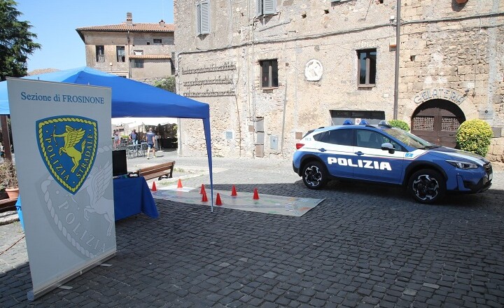 Raduno storico della Fiat 500 – decine di esemplari della mitica utilitaria nelle strade del borgo di Anagni affiancati dalla Polizia Stradale