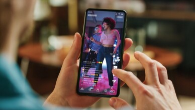 Scorrere video sui social