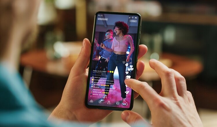 Scorrere video sui social