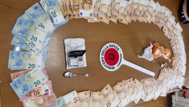 AGLI ARRESTI DOMICILIARI, CONTINUA A SPACCIARE DROGA