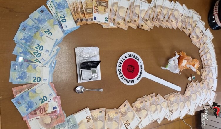 AGLI ARRESTI DOMICILIARI, CONTINUA A SPACCIARE DROGA