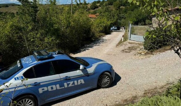 Padre, madre e figlia trovati morti in un casolare