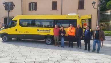 Astral consegna lo scuolabus al comune di Acquafondata. Presente anche Gianluca Quadrini
