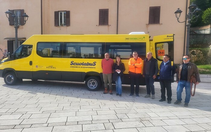 Astral consegna lo scuolabus al comune di Acquafondata. Presente anche Gianluca Quadrini