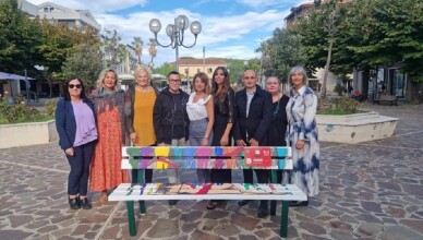 L associazione Il Guscio dona una panchina d'autore alla città di Roseto degli Abruzzi